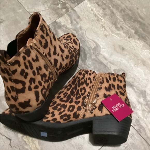 Women’s Size 7.5 Booties Leopard Print - Picture 3 of 6